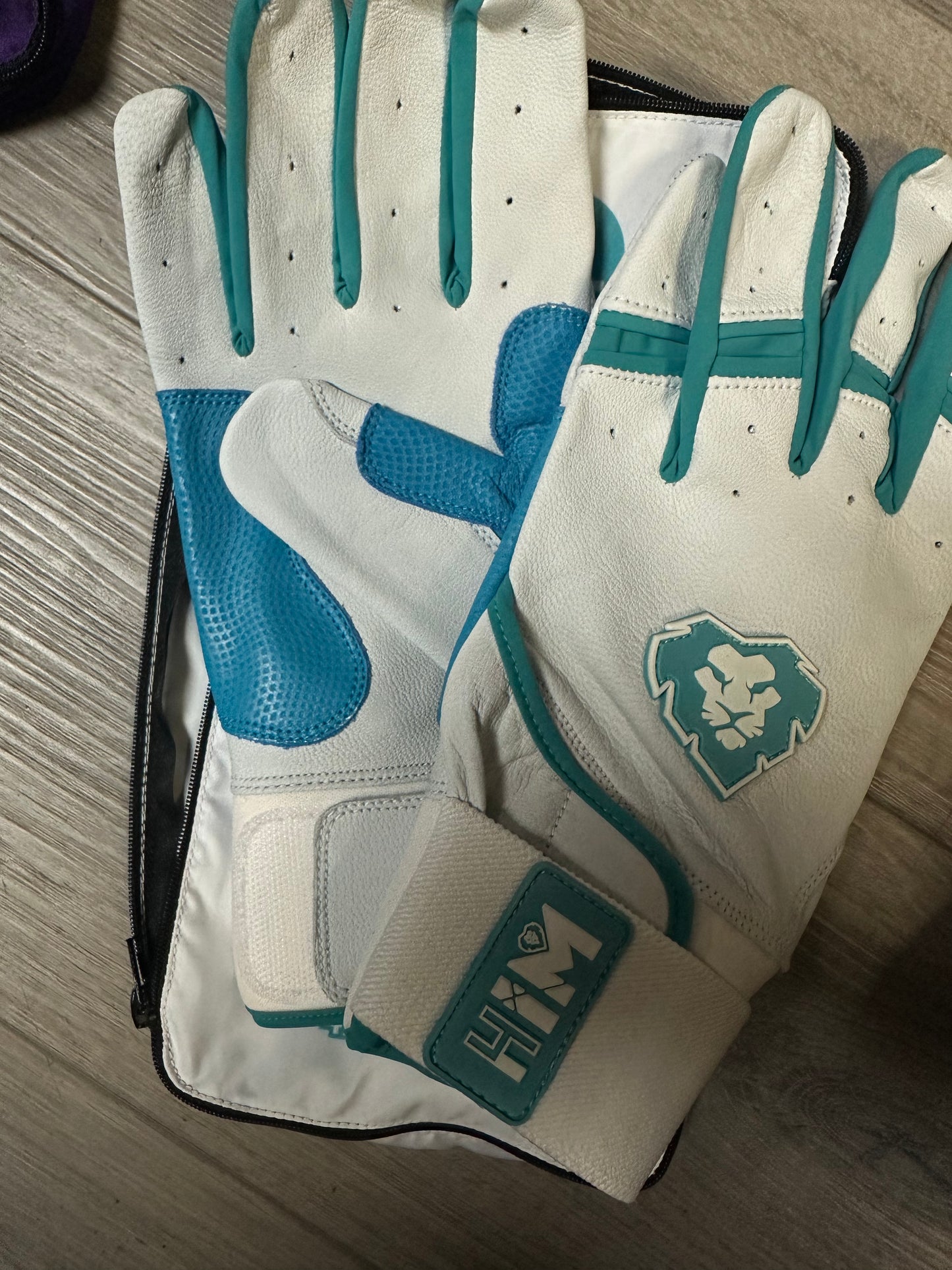 White/ Teal 2.0 Gloves